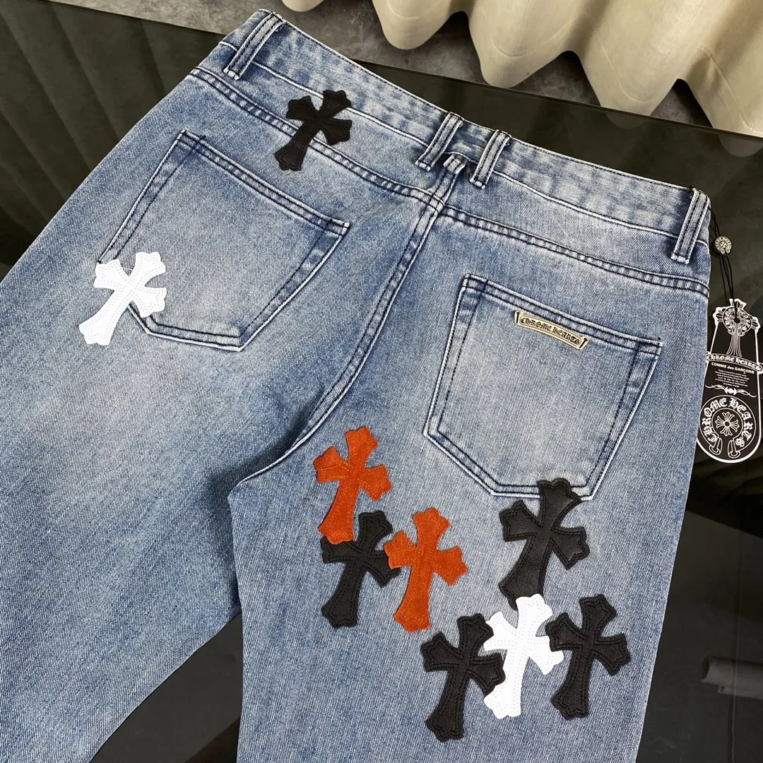 🅿️340 Chrome hearts new city-limited flame blue jeans Chrome hearts city-limited jeans Hardware customization Original development vintage levis American-made 501 black and gray base version Levi's American-made 501 base version Imported sheepskin 925 silver remake [Top heavy industry fashionable design] Consistently made in high street luxury style. Speaking of this style, the Zangyin family and GU family are definitely the leading representative brands. Especially the Zangyin family has really achieved a state-of-the-art effect in creating high street style. The unique washed material is used to create this style. The color system is quite eye-catching. It is decorated with patchwork cross flowers, which cleverly highlights the charm of the brand. Secondly, this style uses classic The high-waist cutting design highlights the long legs and fashionable temperament of the upper body. The brand is highly recognizable and the slim fit configuration is more suitable for daily wear. It is a product that interprets personality, fashion, and specifications at a glance. This single product is enough to make any fan excited. It can be a white T-shirt for youthful preppy style, or a tight suspender for lady style. It has strong matching ability and can be easily controlled by men.  [Material and craftsmanship] Needless to say, this point goes without saying. As an excellent craftsman brand, Zangyin has really perfect requirements for details and craftsmanship. The washed color of this model has gone through so many processes, not to mention the embellishment of the denim appliqués. It is also purely handmade and sewn. Just like what they believe in, only handmade things have soul and have the meaning of wear. A top-notch heavy-duty fashionable denim item, I look forward to your perfect interpretation! !  Color: Blue Size: S M L XL